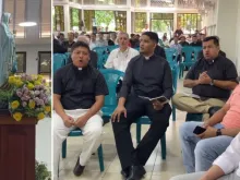 Padres da Nicarágua cantam à Imaculada Conceição.