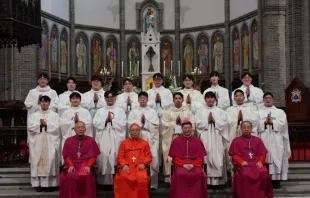 Os 16 novos sacerdotes de Seul (Coréia do Sul).