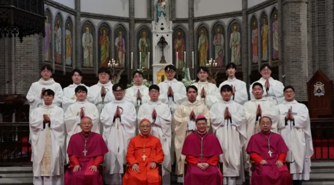 Os 16 novos sacerdotes de Seul (Coréia do Sul). ?? 