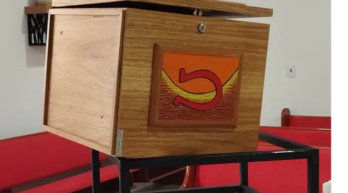 Sacrário profanado da Capela do Divino Coração na Paróquia Nossa Senhora da Piedade em Piedade de Caratinga (MG). ?? 