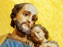 O Menino Jesus dormindo seguro e tranquilo no ombro de são José.