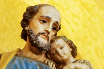 O Menino Jesus dormindo seguro e tranquilo no ombro de são José.