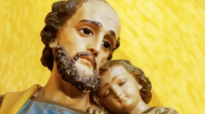 O Menino Jesus dormindo seguro e tranquilo no ombro de são José. ?? 