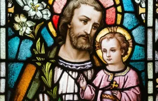 Vitral com imagem de são José e do Menino Jesus.