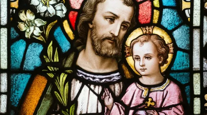 Vitral com imagem de são José e do Menino Jesus.