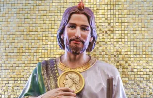 São Judas Tadeu carregando medalhão de Cristo para não ser confundido com Nosso Senhor