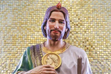 São Judas Tadeu carregando medalhão de Cristo para não ser confundido com Nosso Senhor