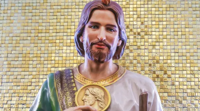 São Judas Tadeu carregando medalhão de Cristo para não ser confundido com Nosso Senhor ?? 