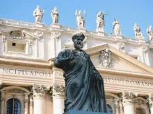Estátua de são Pedro do lado de fora da Basílica de São Pedro, na Cidade do Vaticano