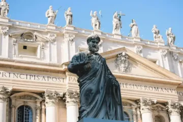 Estátua de são Pedro do lado de fora da Basílica de São Pedro