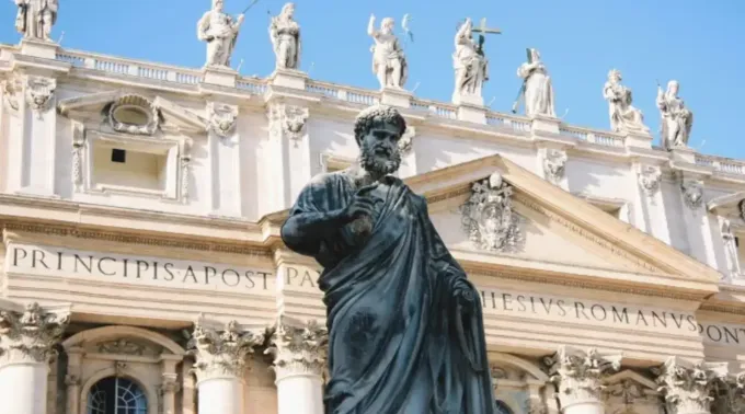 Estátua de são Pedro do lado de fora da Basílica de São Pedro