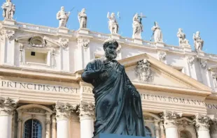 Estátua de são Pedro do lado de fora da Basílica de São Pedro, na Cidade do Vaticano
