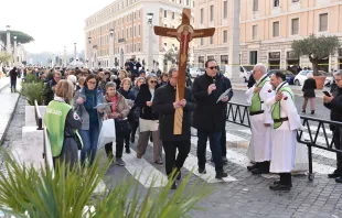 Voluntários templários ajudam peregrinos que chegam a Roma no Jubileu 2025.