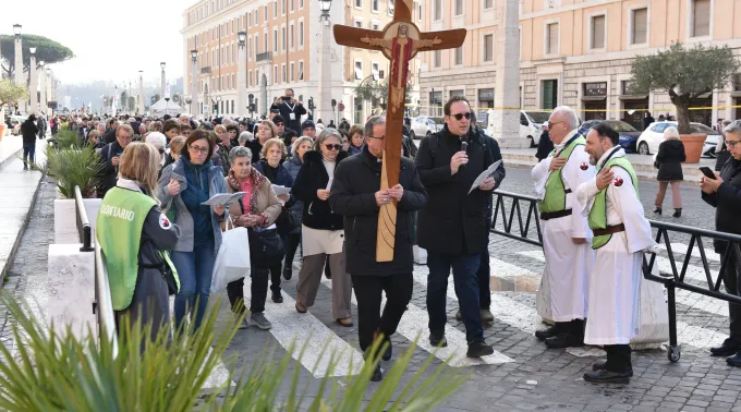 Voluntários templários ajudam peregrinos que chegam a Roma no Jubileu 2025 ?? 