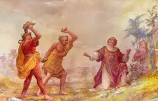 O afresco neobarroco do apedrejamento de santo Estêvão na Chiesa di Santo Stefano, Menaggio.