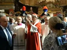 O arcebispo de Nápoles, cardeal Domenico Battaglia, mostra aos fiéis o frasco contendo o sangue agora liquefeito.