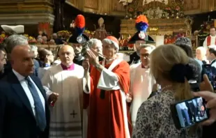 O arcebispo de Nápoles, cardeal Domenico Battaglia, mostra aos fiéis o frasco contendo o sangue agora liquefeito.