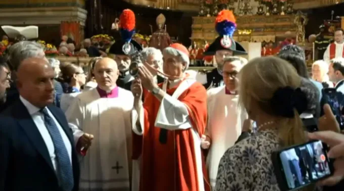 O arcebispo de Nápoles, Cardeal Domenico Battaglia, mostra aos fiéis o frasco contendo o sangue agora liquefeito. ?? 