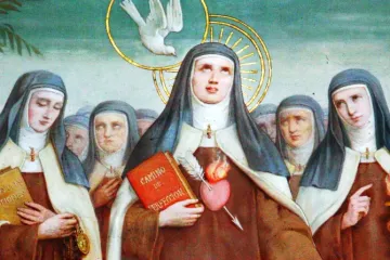 Santa Teresa de Jesus segurando seu livro "Caminho da Perfeição"