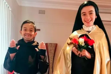Crianças vestidas de santos.