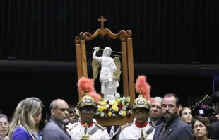 Imagem de são Miguel Arcanjo na Câmara dos Deputados