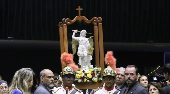 Imagem de são Miguel Arcanjo na Câmara dos Deputados