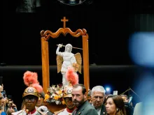 Imagem peregrina oficial de são Miguel Arcanjo entrando no plenário do Congresso Nacional