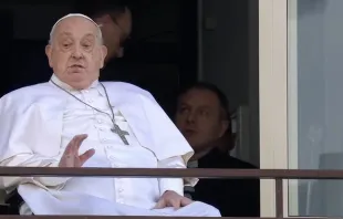 Papa Francisco acena a fiéis do quinto andar do Hospital Agostino Policlínico Gemelli, em Roma.