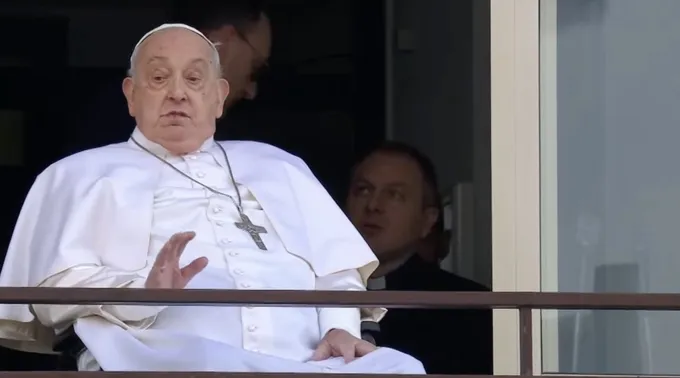 Papa Francisco acena a fiéis do quinto andar do Hospital Agostino Policlínico Gemelli ?? 