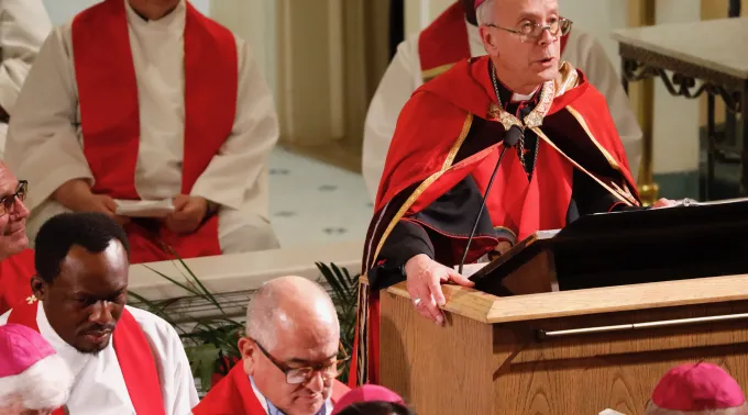 Dom Mark Seitz discursa em comício para imigrantes e refugiados na diocese de El Paso ?? 