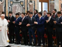 O papa Francisco recebe a comunidade do seminário de Madri, no dia 3 de fevereiro de 2024, no Vaticano.