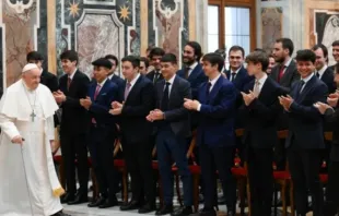 O papa Francisco recebe a comunidade do seminário de Madri, no dia 3 de fevereiro de 2024, no Vaticano.