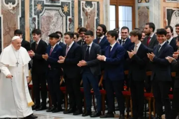 O papa Francisco recebe a comunidade do seminário de Madri, no dia 3 de fevereiro de 2024, no Vaticano.