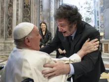 O papa Francisco cumprimenta o presidente argentino, Javier Milei