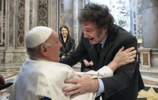 O papa Francisco cumprimenta o presidente argentino, Javier Milei