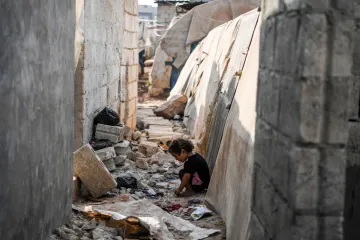 Criança em meio aos destroços de Idlib, na Síria