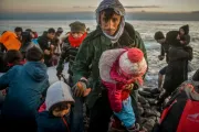 Refugiados e migrantes chegam à ilha grega de Lesbos depois de cruzarem o Mar Egeu vindos da Turquia de barco em março de 2020.
