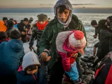 Refugiados e migrantes chegam à ilha grega de Lesbos depois de cruzarem o Mar Egeu vindos da Turquia de barco em março de 2020.
