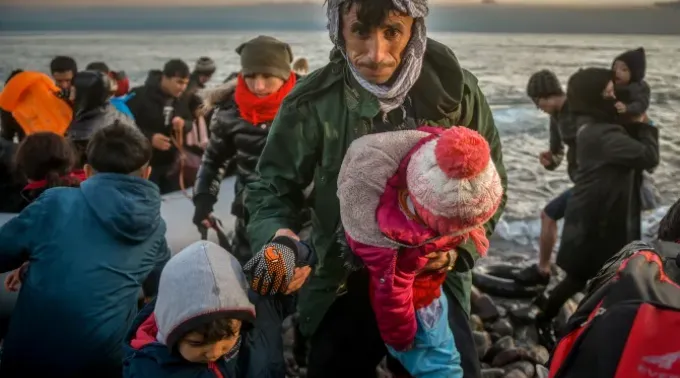 Refugiados e migrantes chegam à ilha grega de Lesbos depois de cruzarem o Mar Egeu vindos da Turquia de barco em março de 2020. ?? 