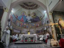 Parte interna da paróquia Sagrada Família, na cidade de Gaza