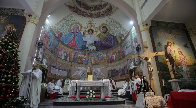 Parte interna da paróquia Sagrada Família, na cidade de Gaza