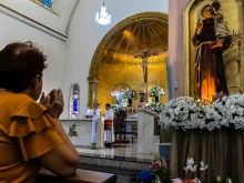 Fiéis participando da missa na Igreja santo Antônio, em Marília (SP)