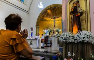 Fiéis participando da missa na Igreja santo Antônio, em Marília (SP)
