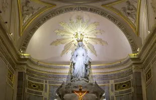 Imagem de Nossa Senhora das Graças da capela da Medalha Milagrosa, na França