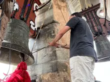 Sineiro tocando o sino em uma igreja de São João del-Rei