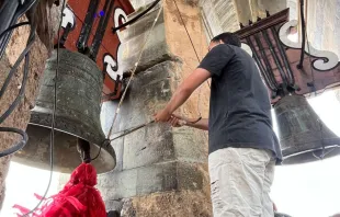 Sineiro tocando o sino em uma igreja de São João del-Rei