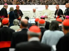 Papa Francisco com alguns dos participantes do Sínodo da Sindalidade