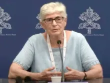 Irmã María de los Dolores Palencia Gómez, superiora geral da congregação de São José de Lyon, fala aos jornalistas durante uma coletiva de imprensa para o Sínodo sobre Sinodalidade no Vaticano em 14 de outubro de 2023.