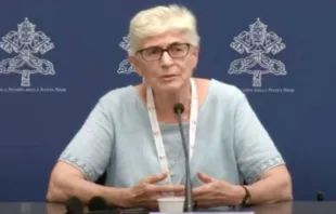 Irmã María de los Dolores Palencia Gómez, superiora geral da congregação de São José de Lyon, fala aos jornalistas durante uma coletiva de imprensa para o Sínodo sobre Sinodalidade no Vaticano em 14 de outubro de 2023.