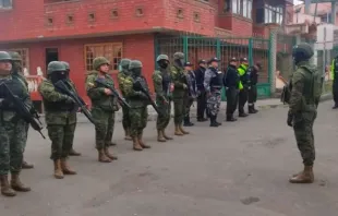 Soldados do Exército Equatoriano. |